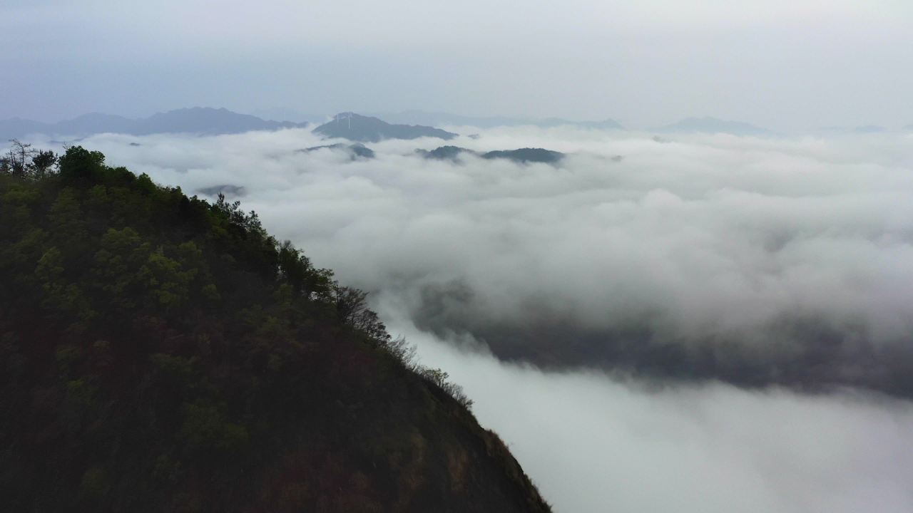 南武当山悬崖栈道俯瞰云海自然风光