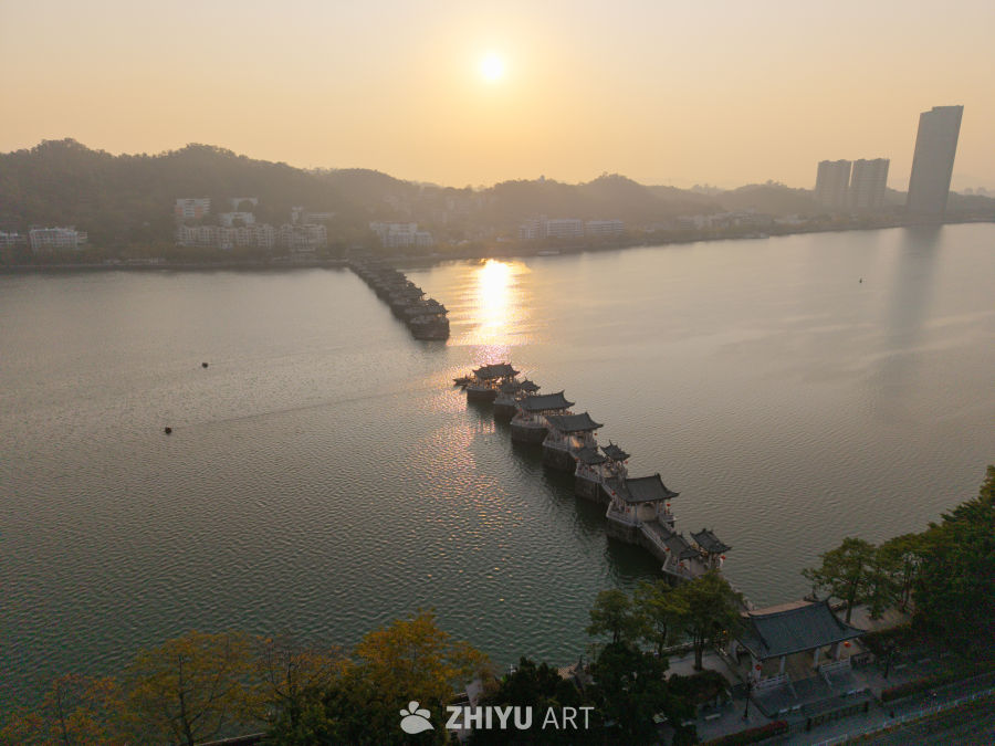 日落湖畔古桥美景