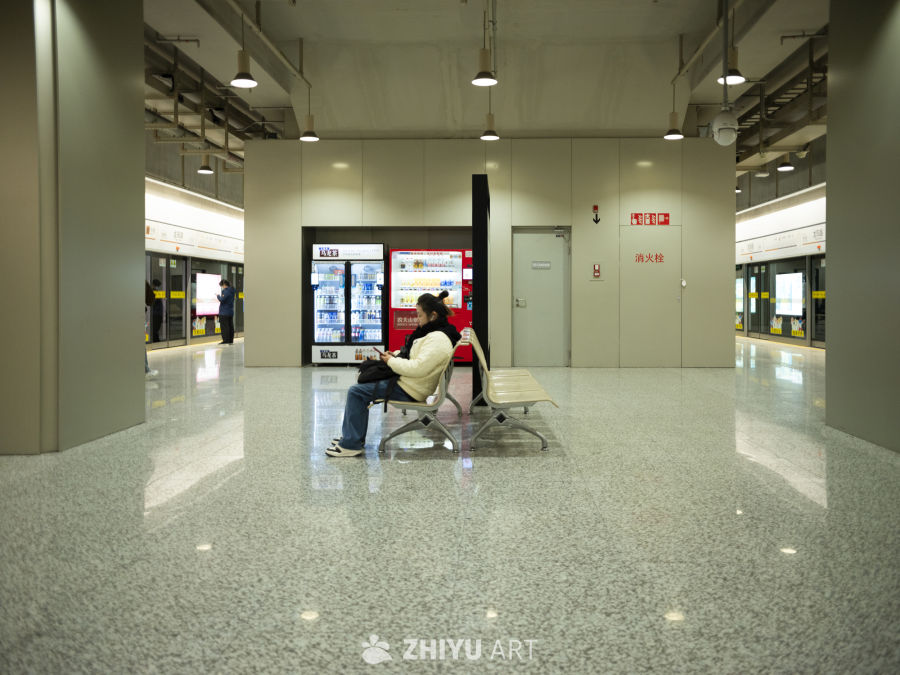地铁站内候车的女子