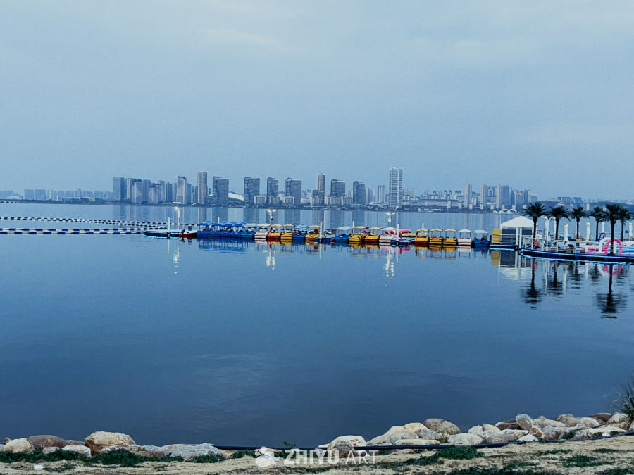 湖畔城市的宁静时光