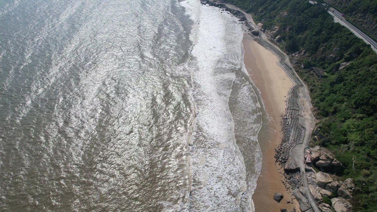 大海海洋沙滩礁石海岛自然风光航拍 
