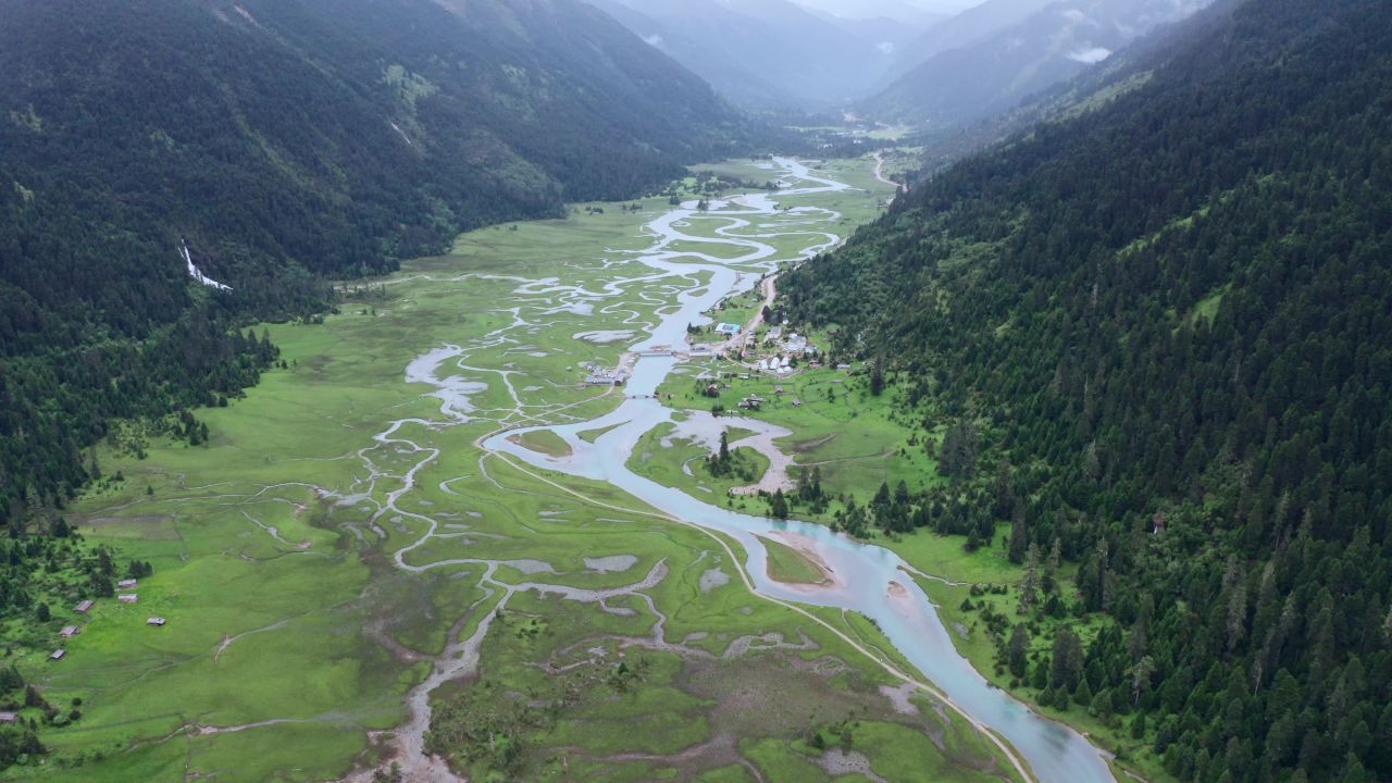 航拍夏天的西藏林芝新措河谷湿地