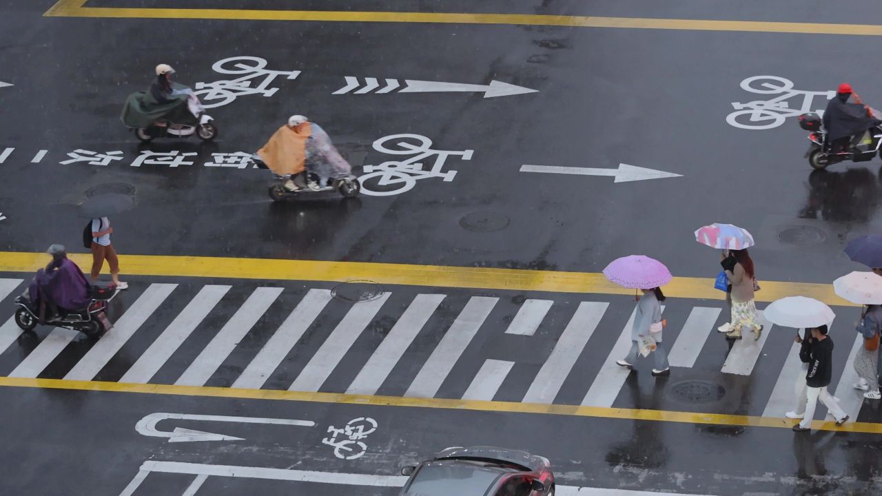 雨天城市街道路口人流 6