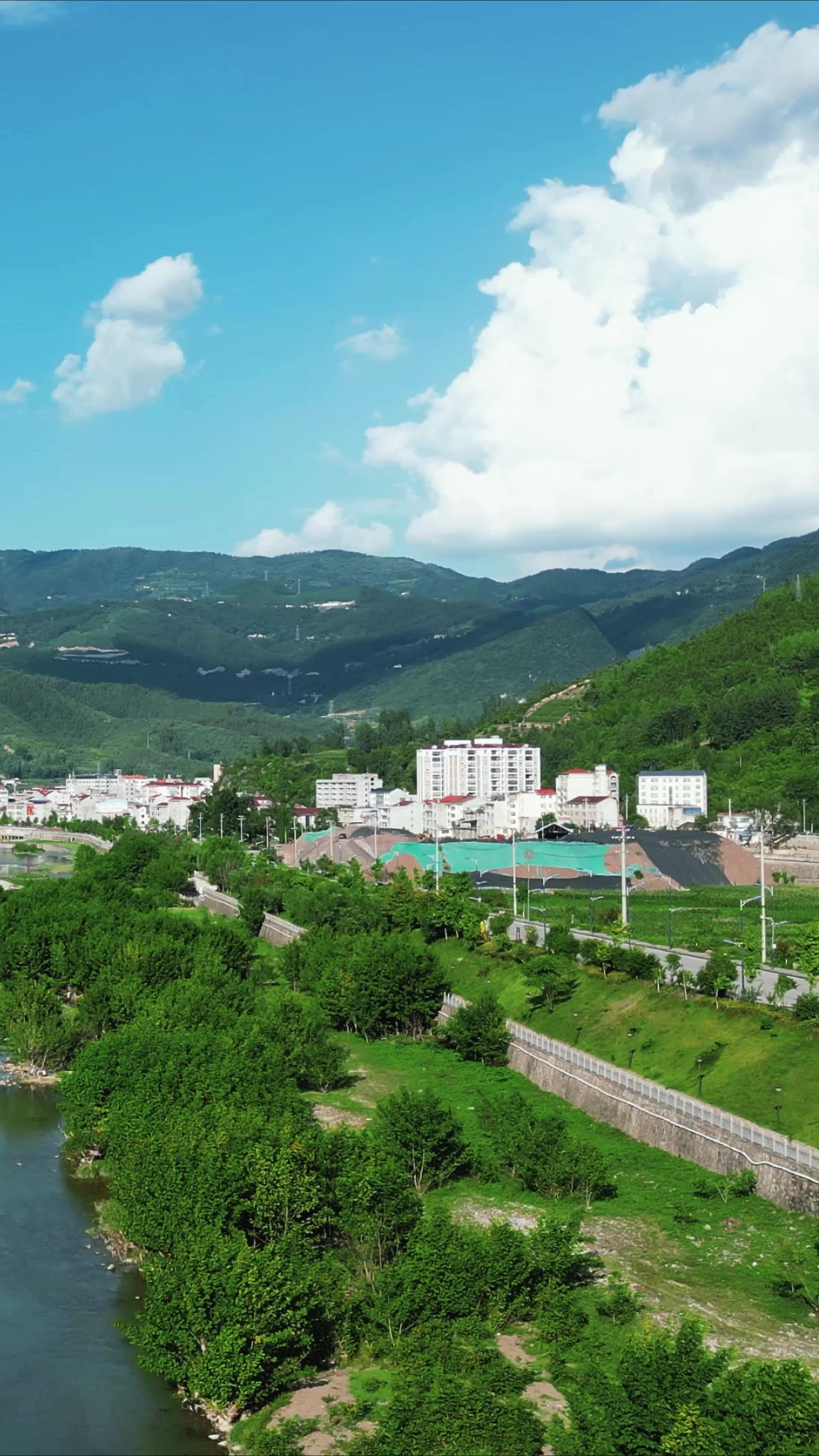  青山绿水自然风景竖屏航拍