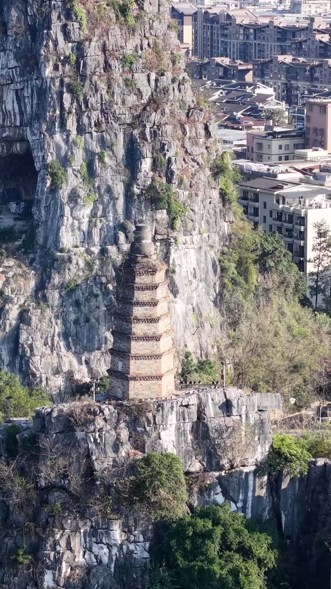 悬崖上的古塔