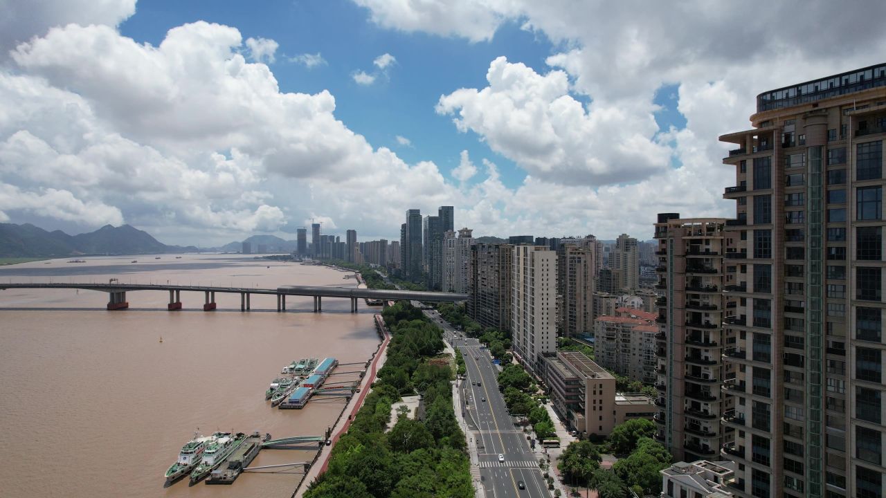 浙江温州瓯江城市高楼建筑蓝天白云航拍 