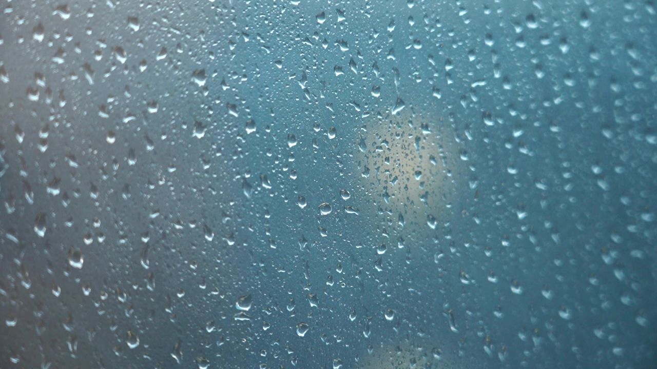 雨天，水滴敲在玻璃上