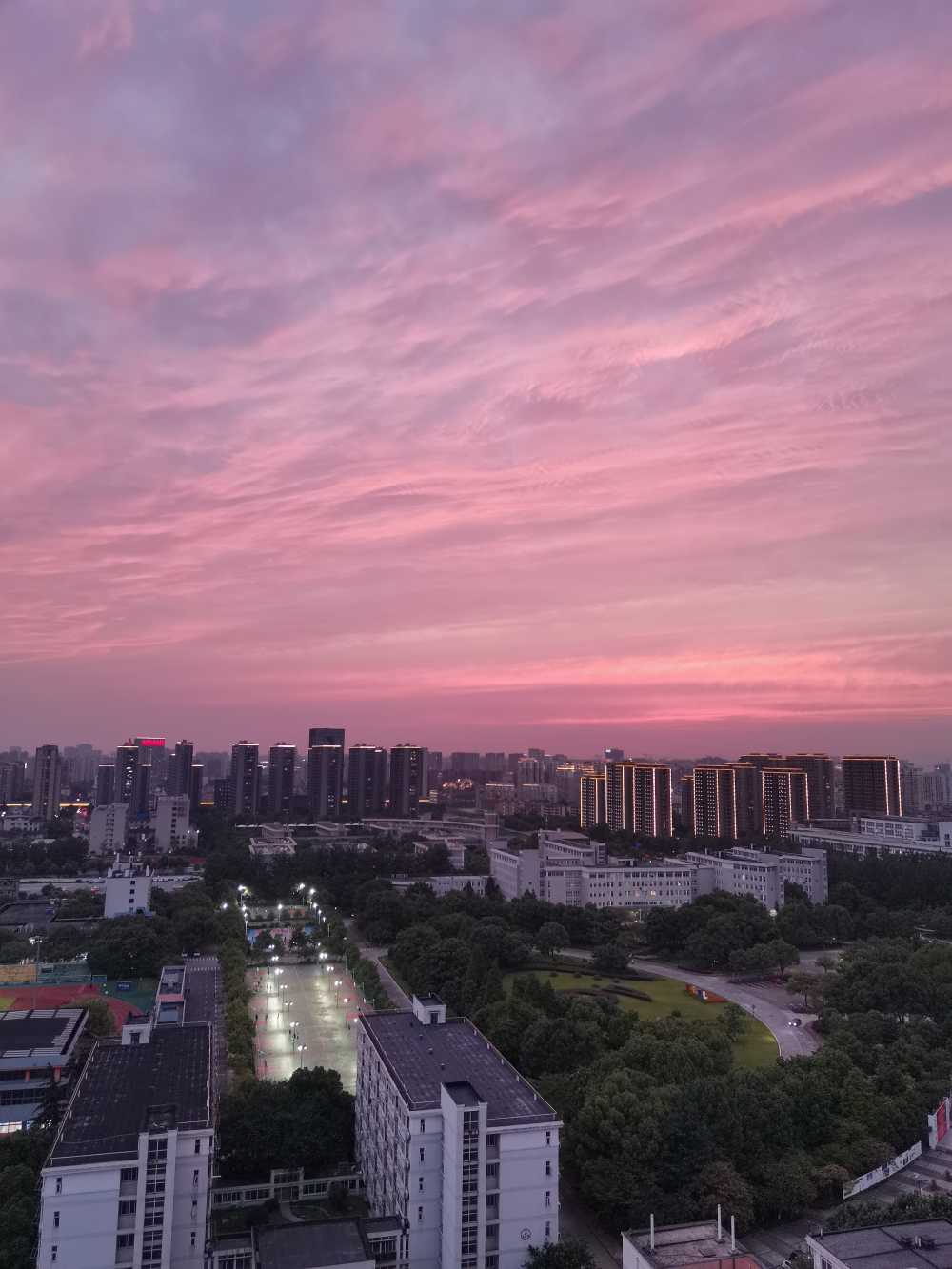 校园宿舍阳台的夕阳
