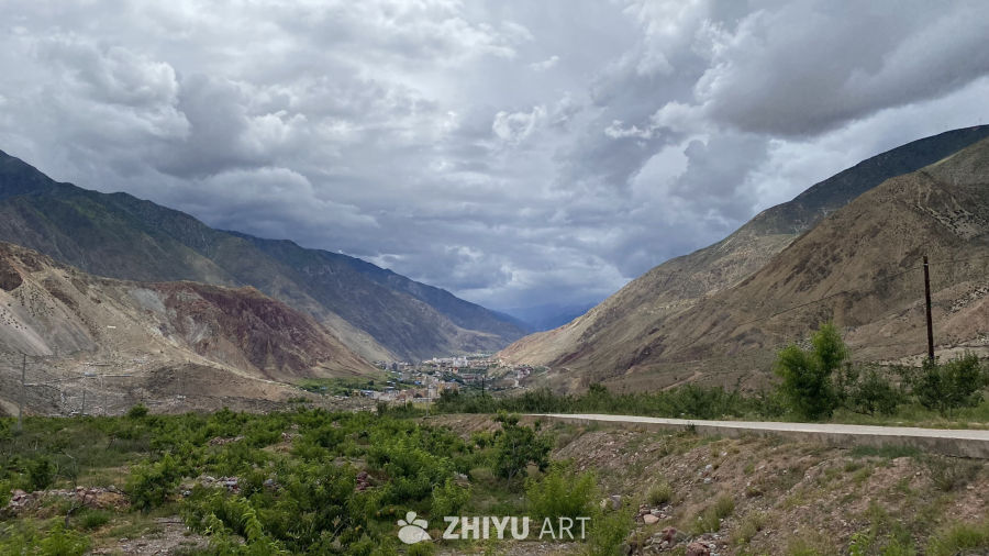 山谷中的宁静小镇