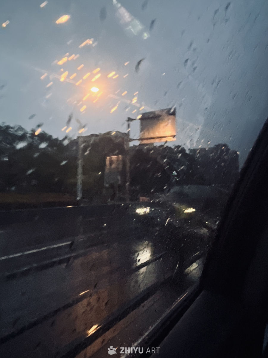 雨夜车窗下的城市