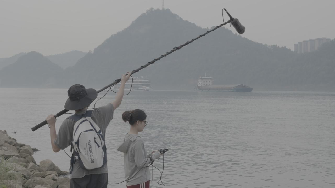河流边的纪录片拍摄
