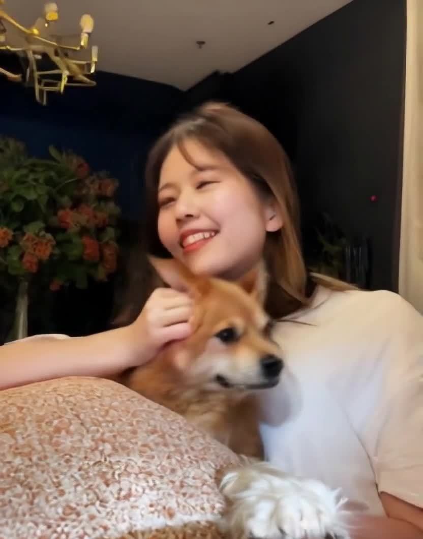 微笑女子与白色卷毛小狗的亲密合影