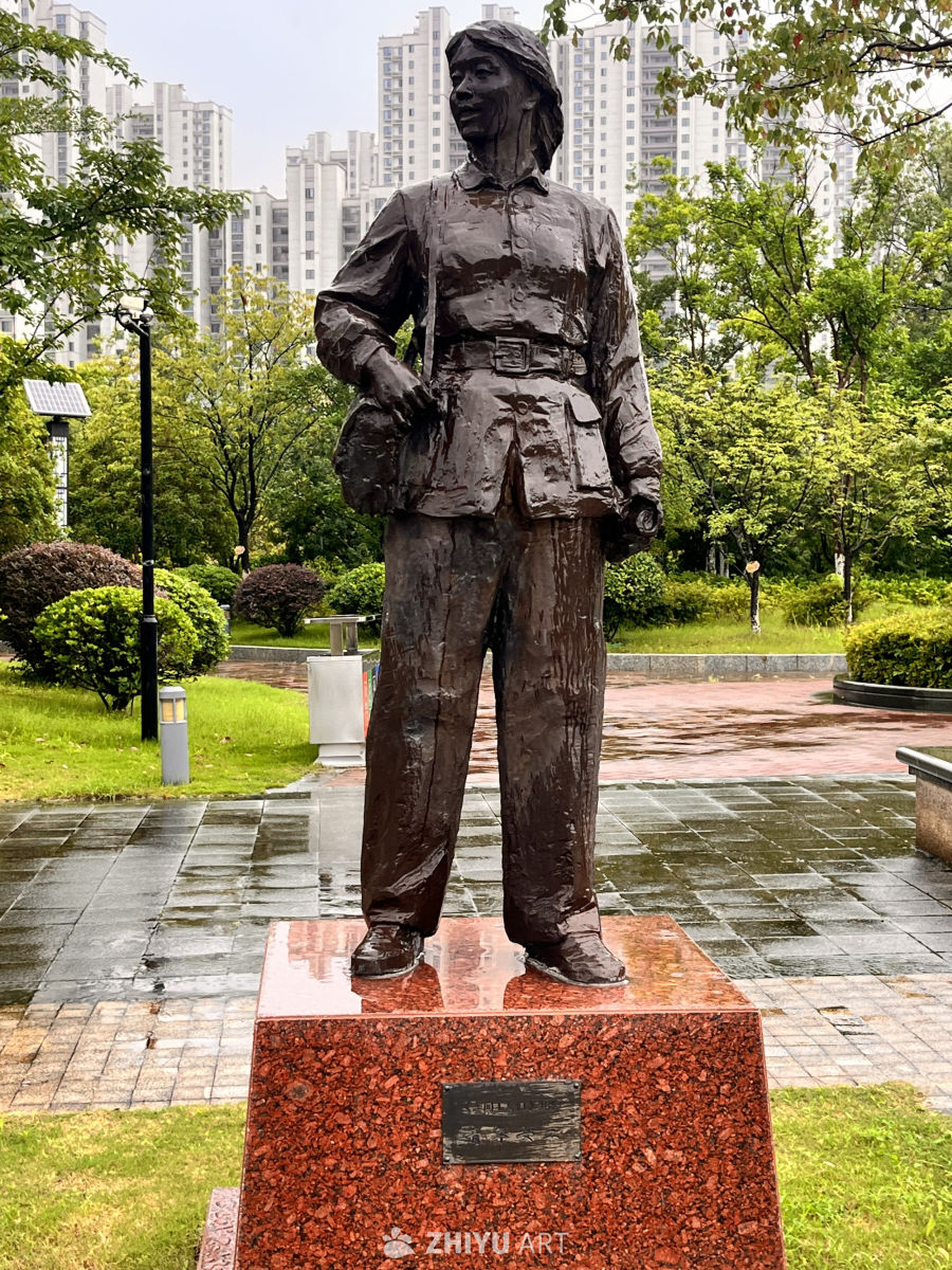 雨后公园中的铜像