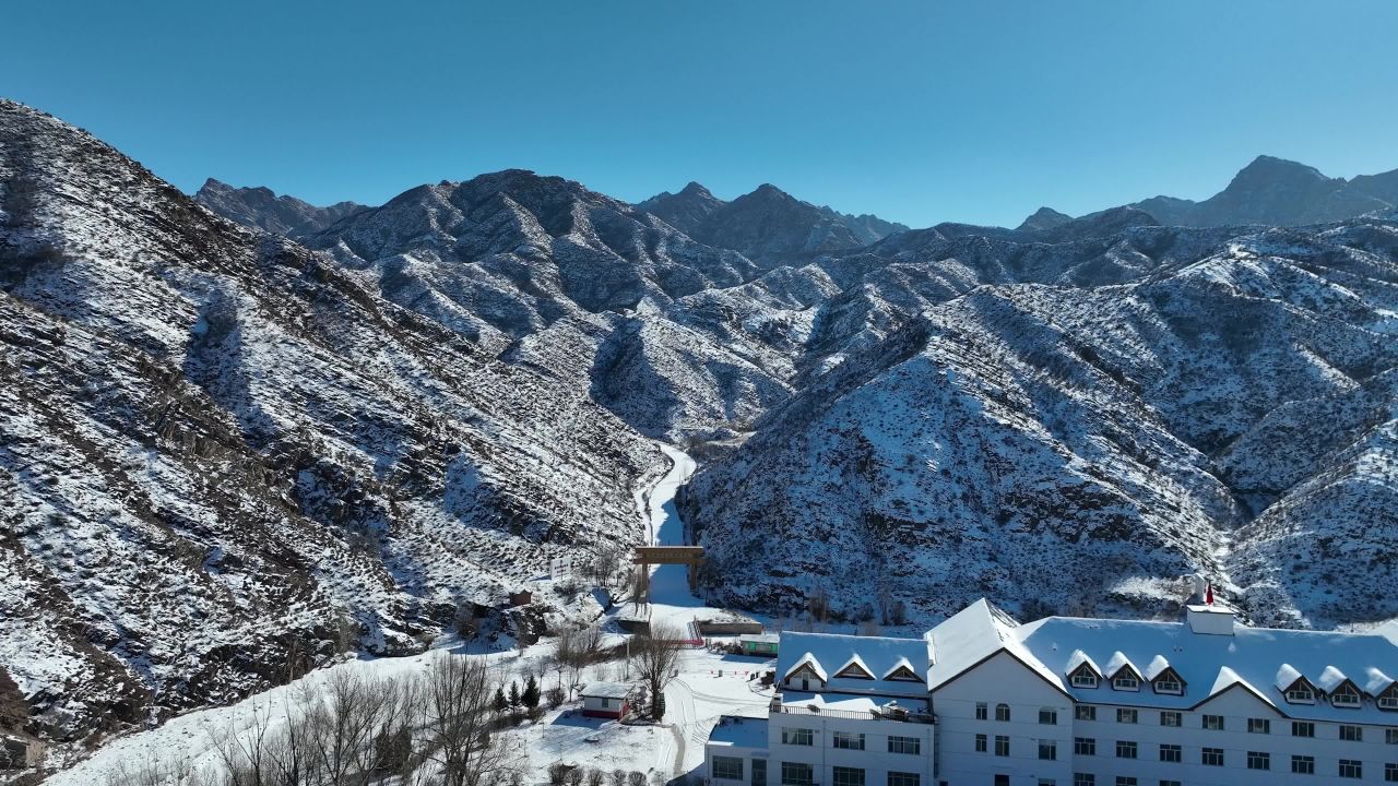 航拍雪山连绵谷道