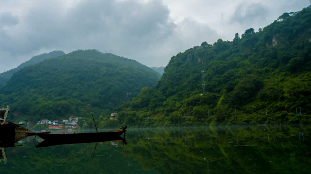 恩施山水间小船
