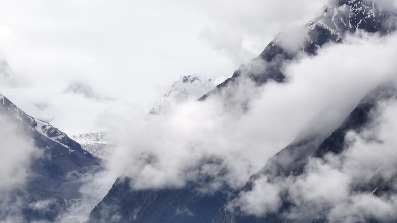 高山峡谷云雾缭绕