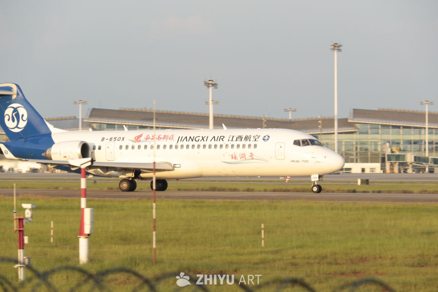 江西航空ARJ21-700飞机准备起飞