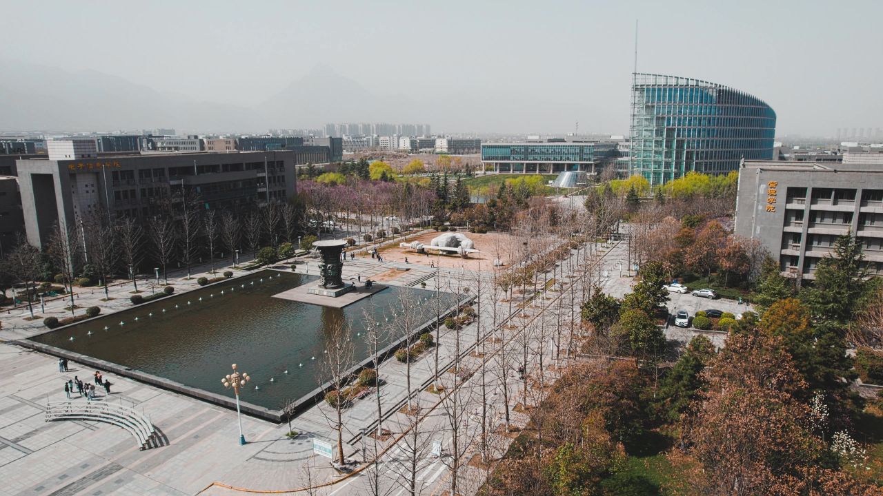 西北工业大学何尊 为国铸剑雕塑