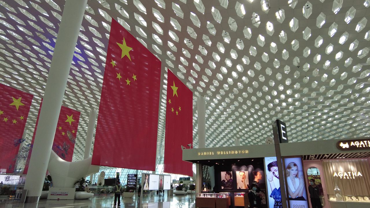 深圳宝安机场国旗