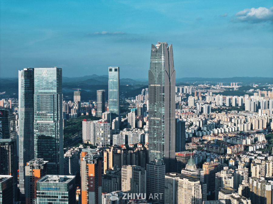 都市天际线：现代与自然的交融