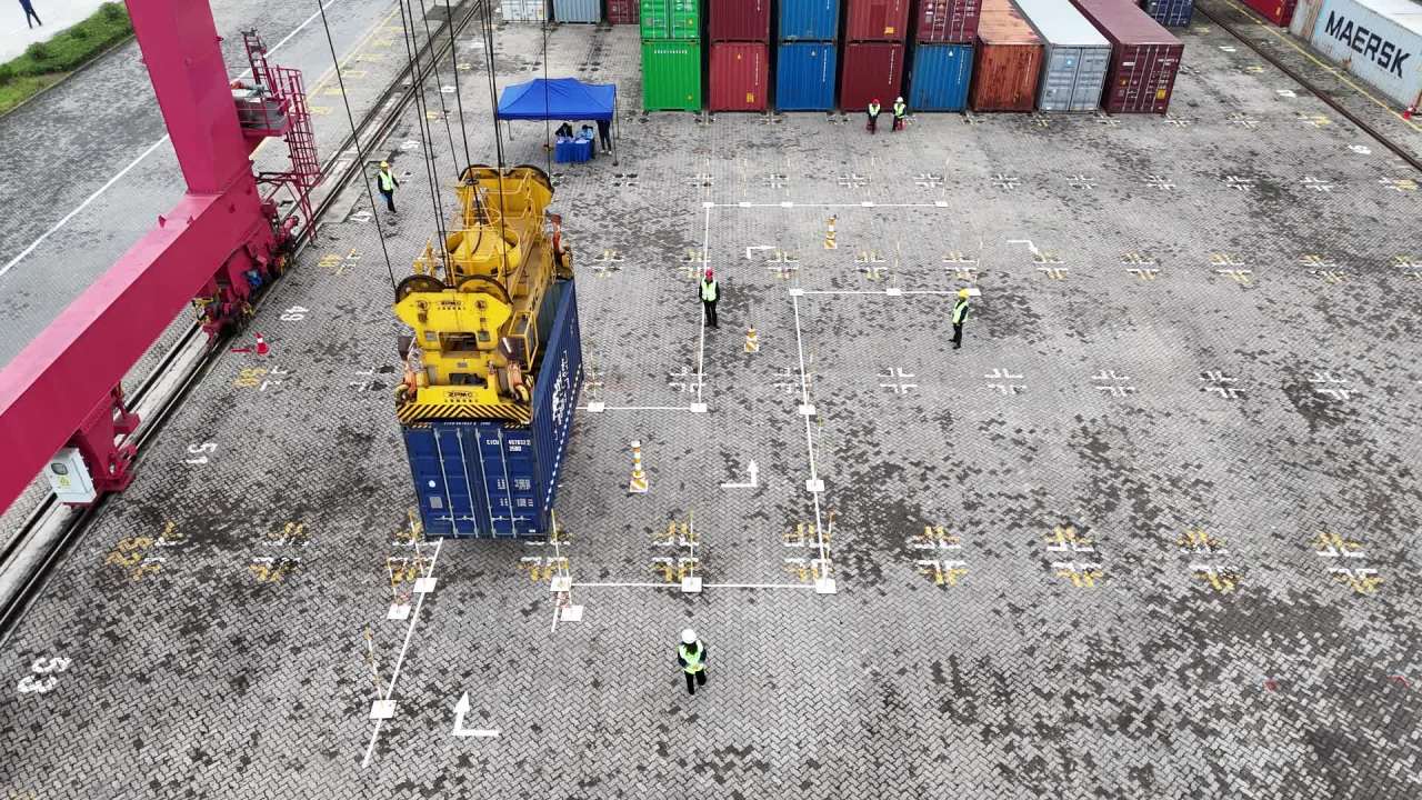 港口集装箱装卸作业