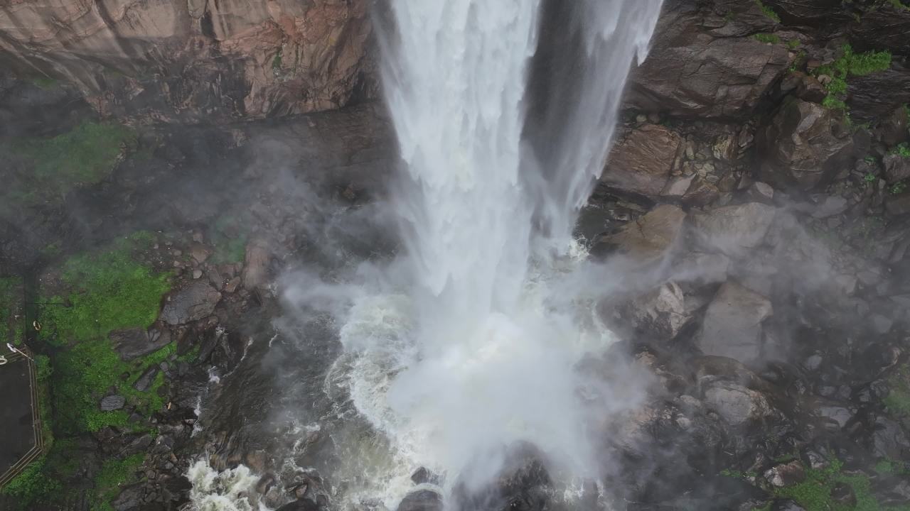 山间瀑布与森林