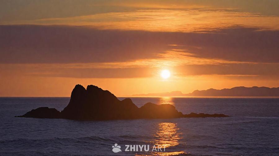 巨大的锯齿状岩层后方，一轮壮丽的夕阳正在落下，为广