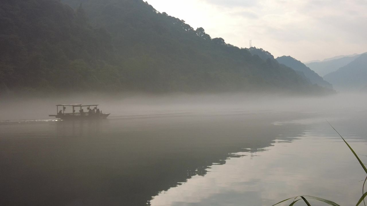 湖南郴州小东江清晨迷雾实拍 