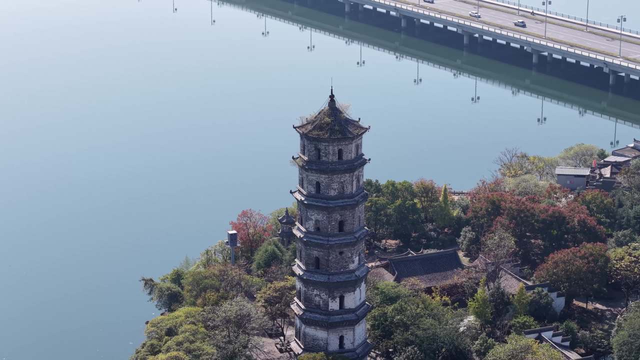 古塔与河流的和谐之美