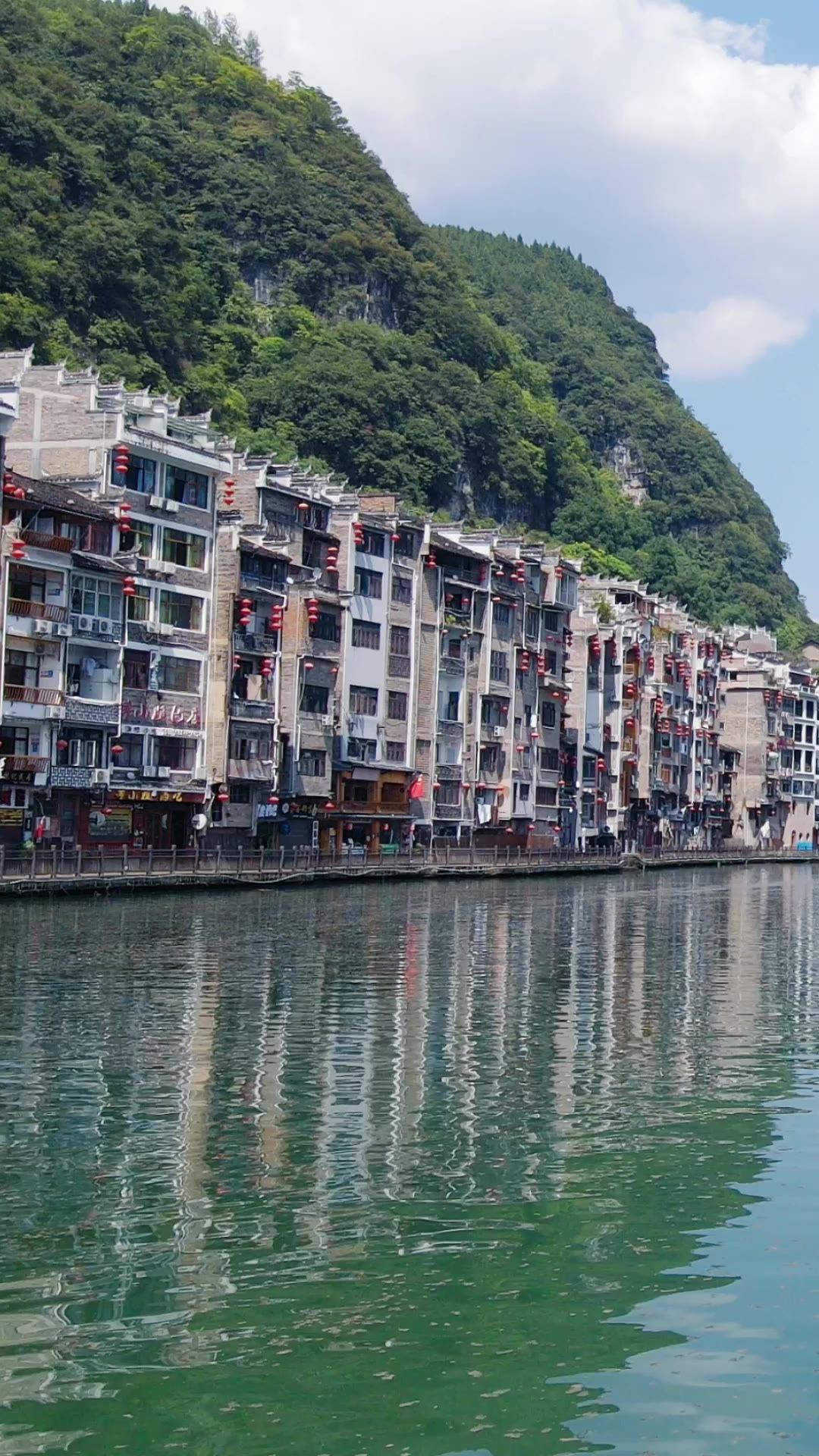 旅游景区贵州镇远古镇侗族特色建筑竖屏航拍