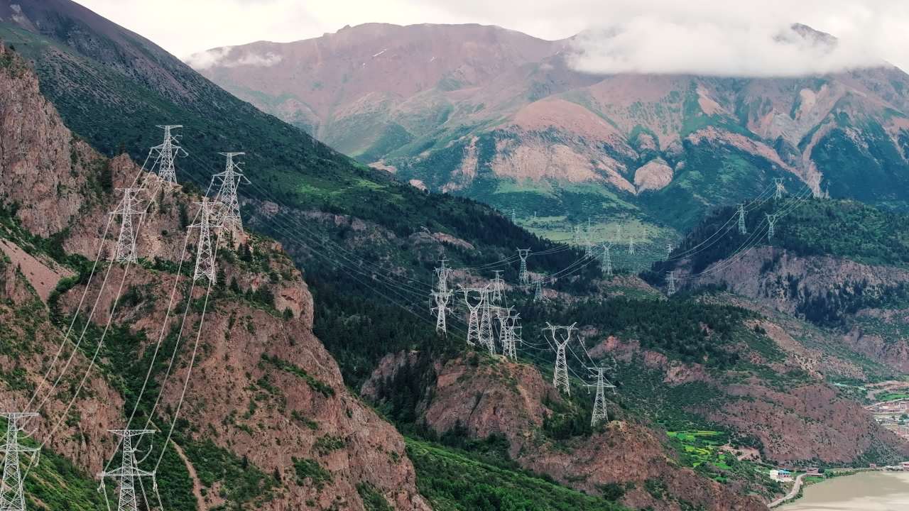 西藏然乌湖和周边高压线电线塔电力系统大气航拍