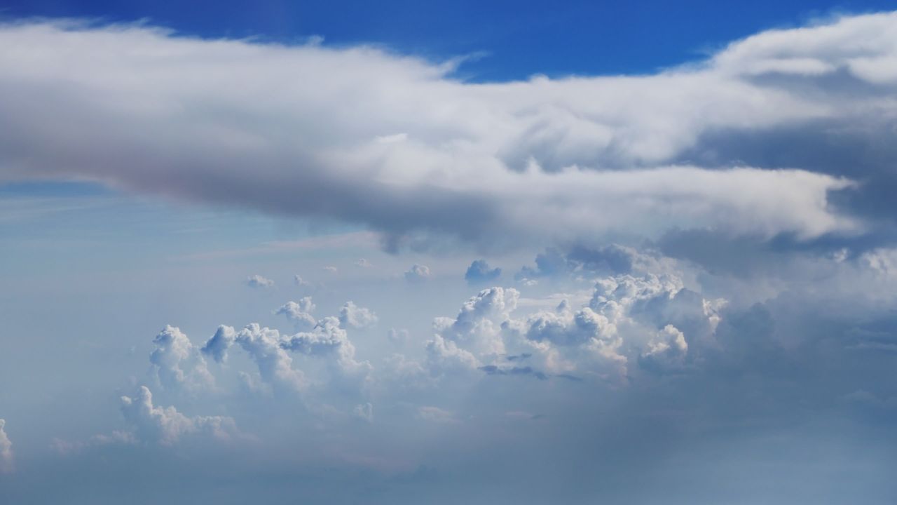 飞机上的视角高空中的云朵