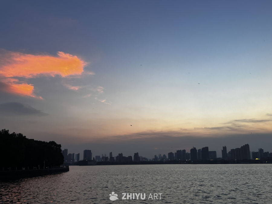 城市日落湖畔静谧时光