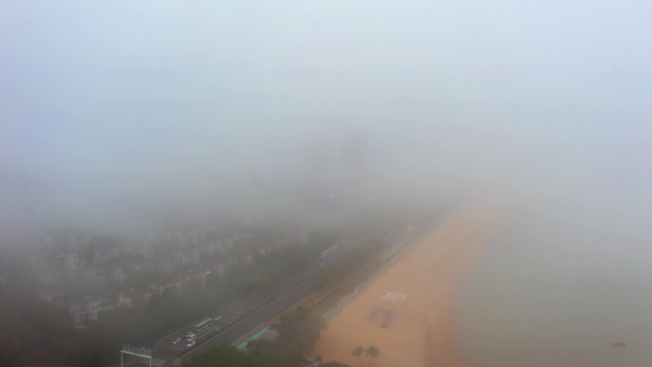 城市清晨浓雾