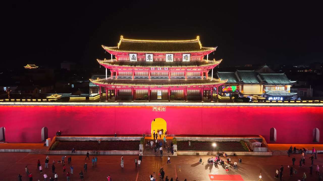 夜色中的古建筑与红墙