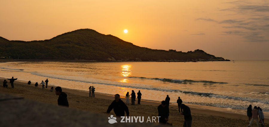 夕阳下的海滩散步
