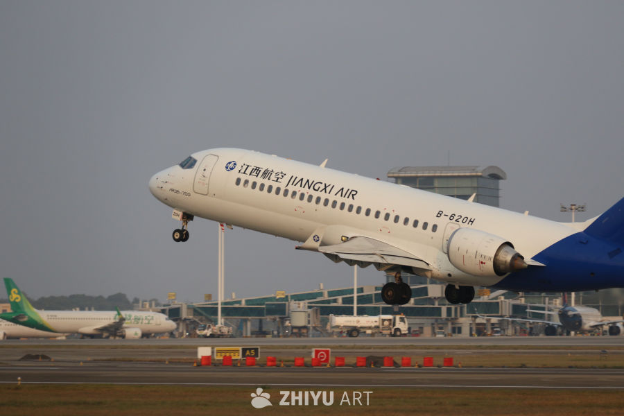 江西航空ARJ21-700飞机起飞