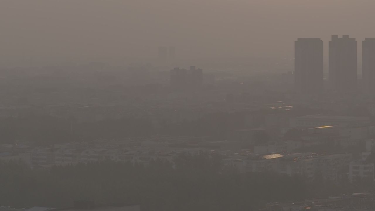 雾中城市剪影