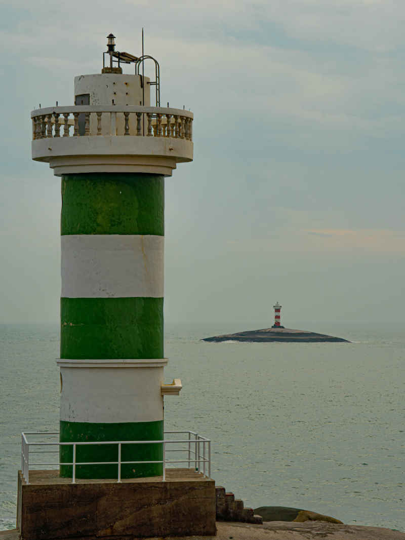 隔海相望