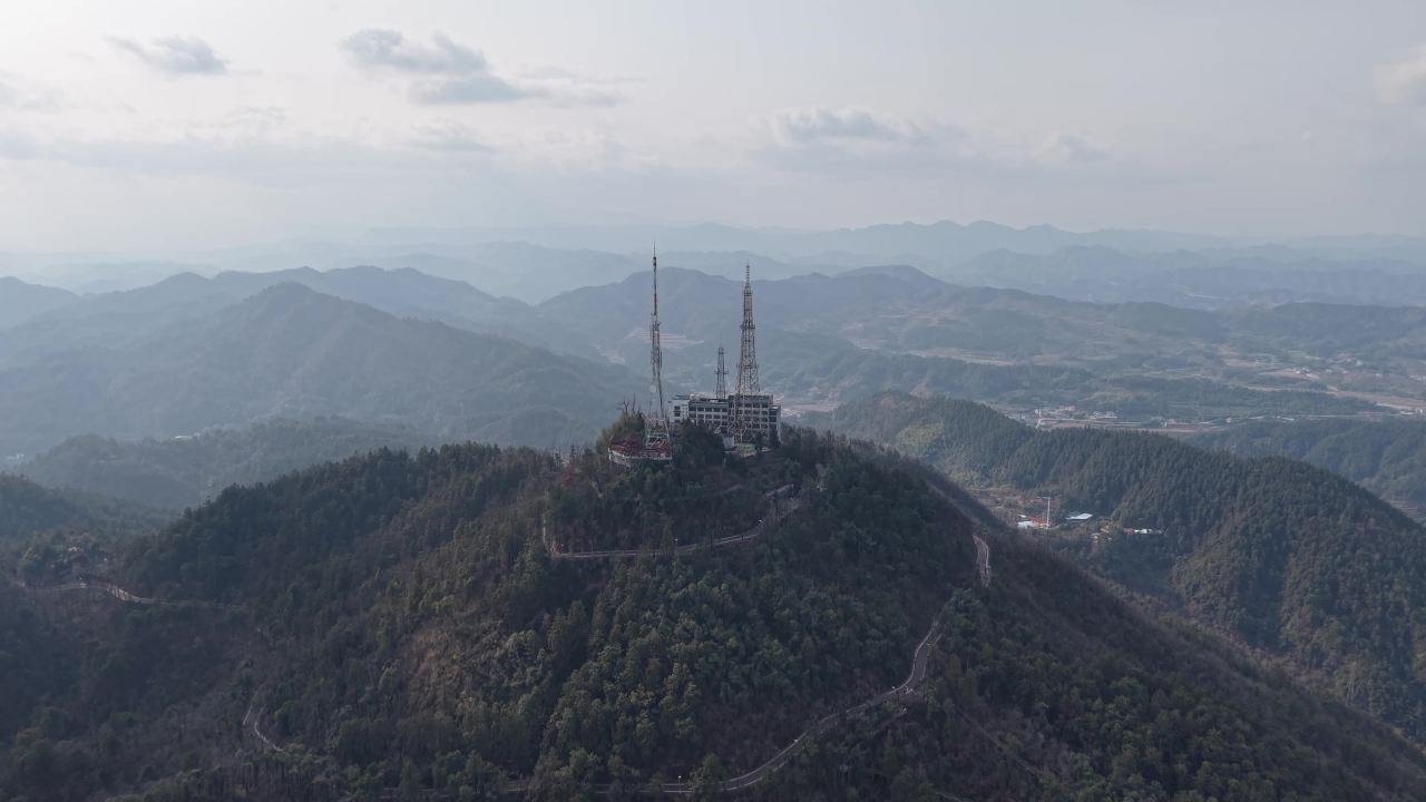 山顶通信塔全景