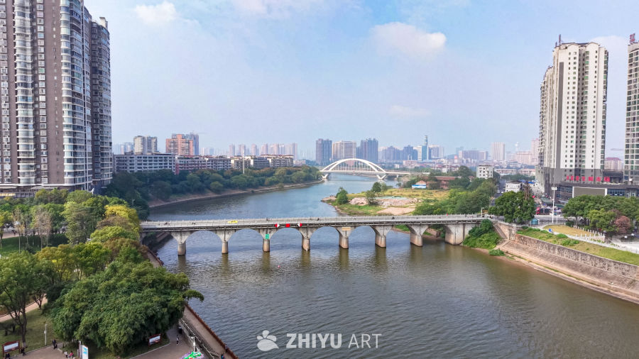 城市河畔的现代风景