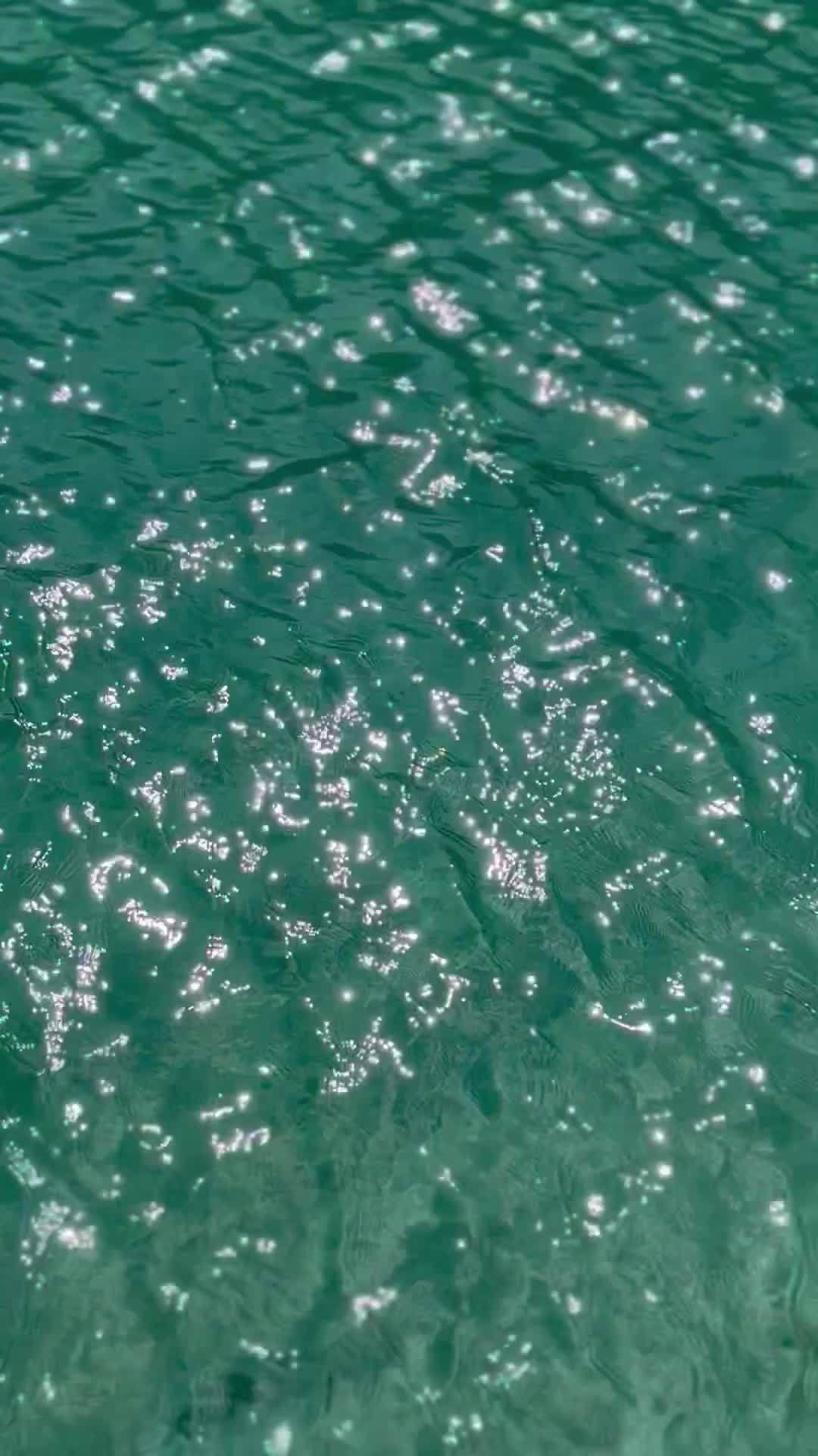阳光下水面波光粼粼（玉龙雪山蓝月谷）