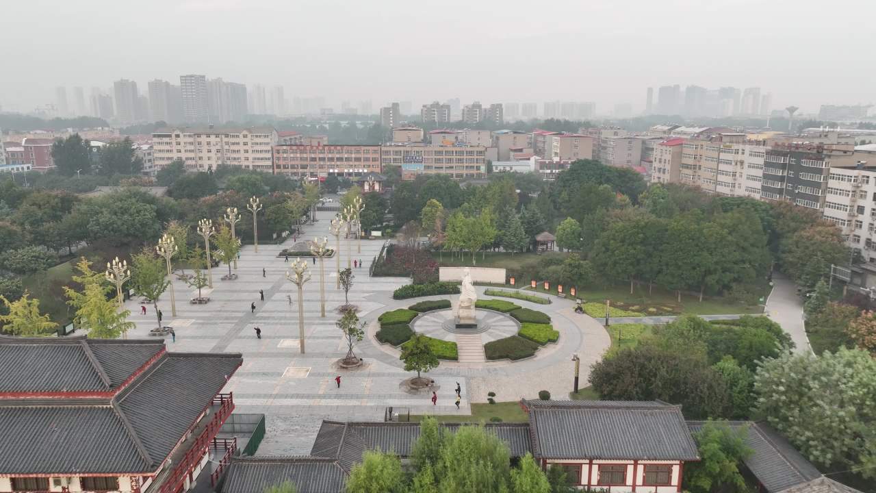 城市广场晨练场景