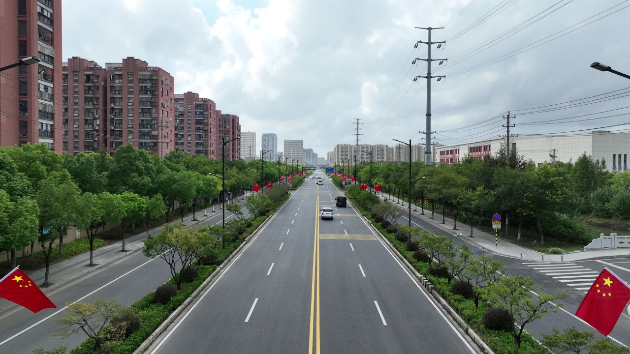 航拍道路上的国旗 2