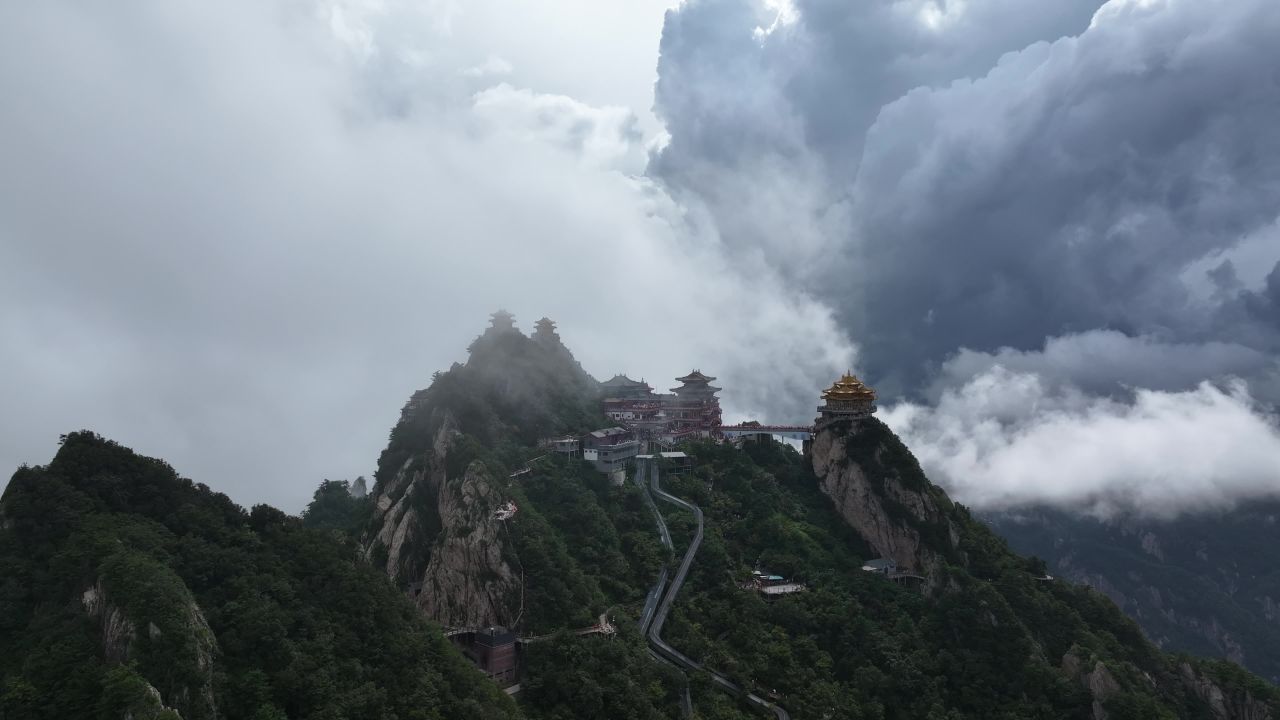 老君山4K航拍云雾山之中 26