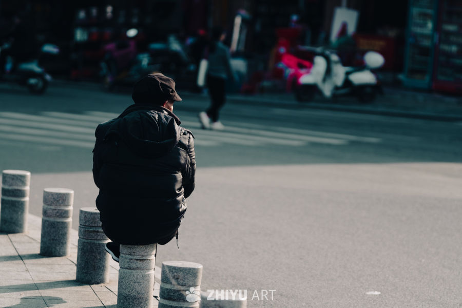 街头独坐：冬日的沉思