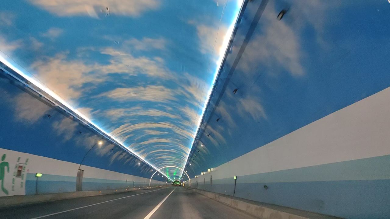 蓝天白云隧道