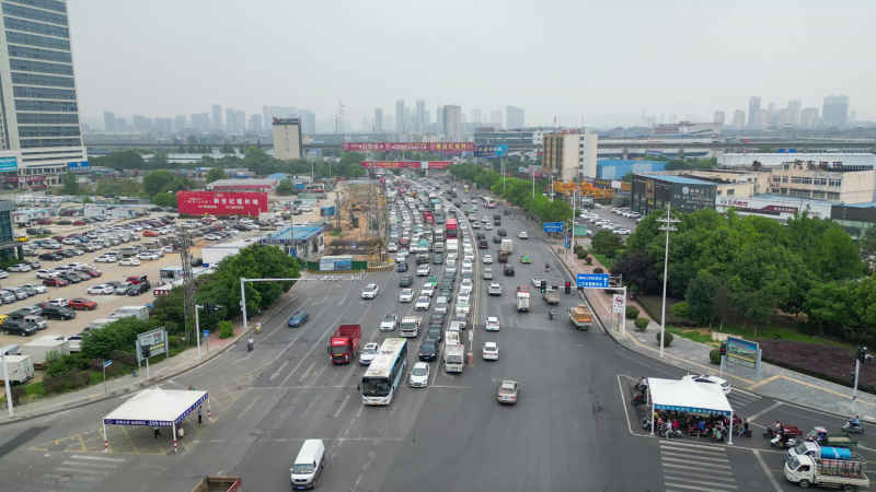 航拍湖北襄阳钻石大道交通十字路