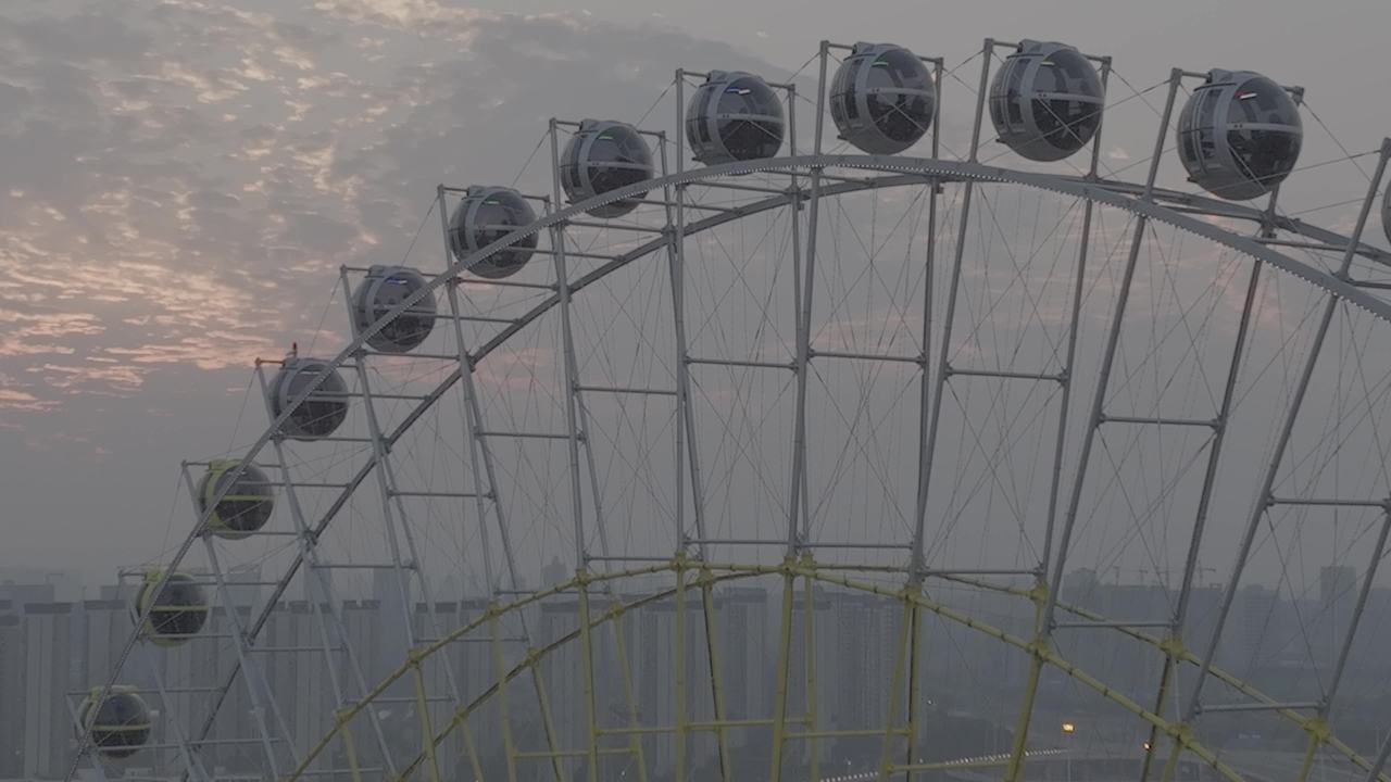 摩天轮下的城市剪影