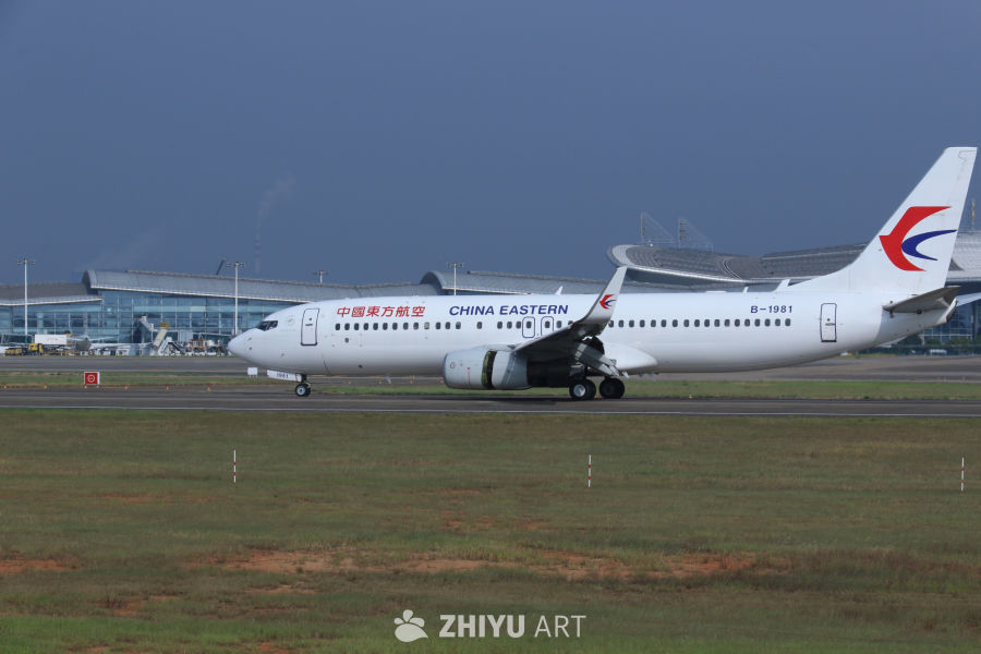 中国东方航空飞机在机场跑道上